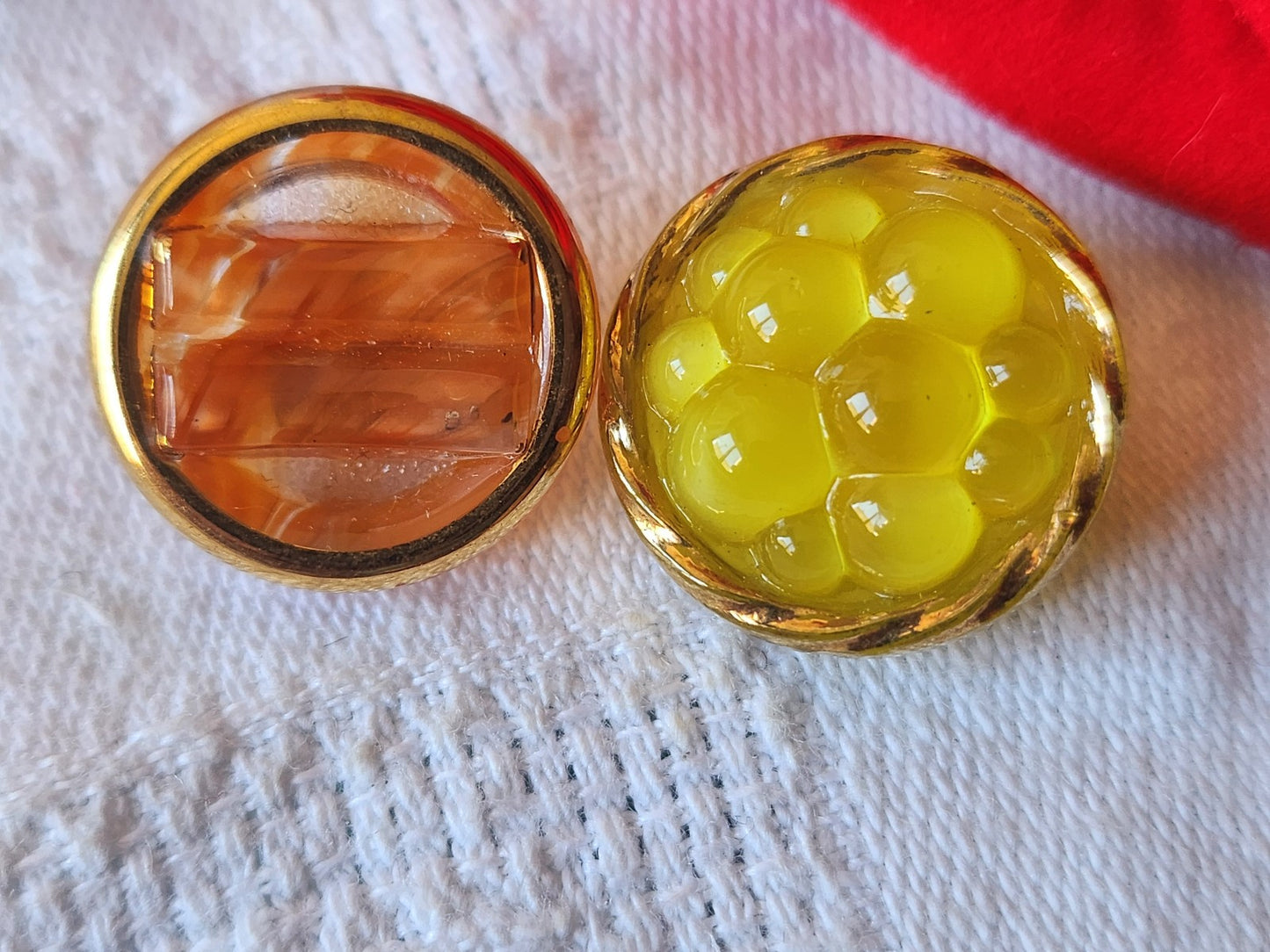 Duo boutons anciens en verre  jaune orange  vintage 1,7 et 1,8 cm D11D
