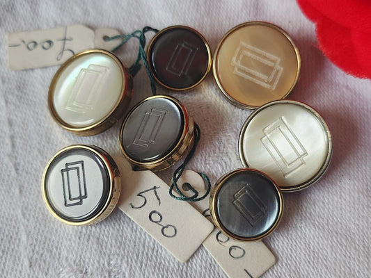 Lot 7  boutons vintage acrylique coeur en nacre 1,2 à 1,7 cm ref 2479
