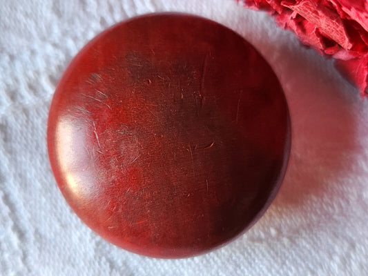 Gros bouton ancien en bois rouge bombé 3,3 cm pied D10T