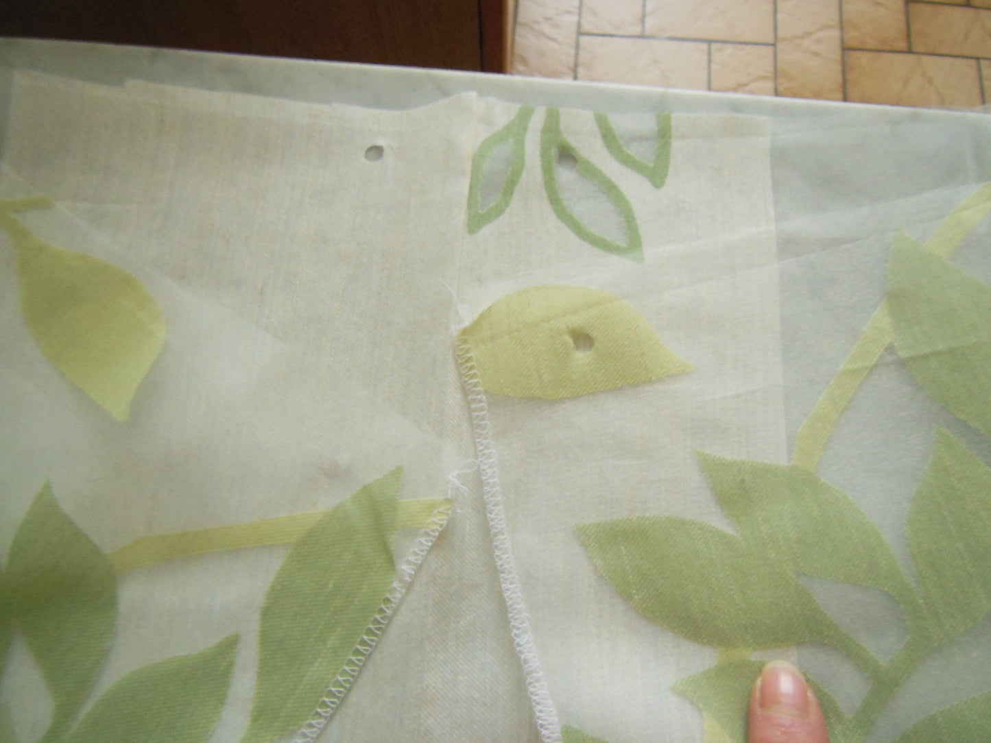 Coupon tissu moderne voilage  motif feuillage ton vert 1 m 06 sur 1 mètre B3
