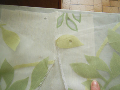 Coupon tissu moderne voilage  motif feuillage ton vert 1 m 06 sur 1 mètre B3