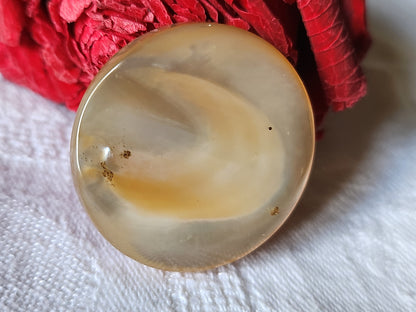 Gros bouton ancien en nacre épais laiteuse  à pied 3 cm D6G