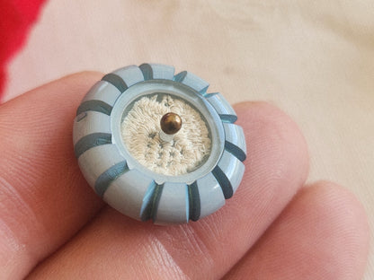 Bouton ancien collection bleu tendre dentelle emprisonnée 2,1 cm 21 mm G3S
