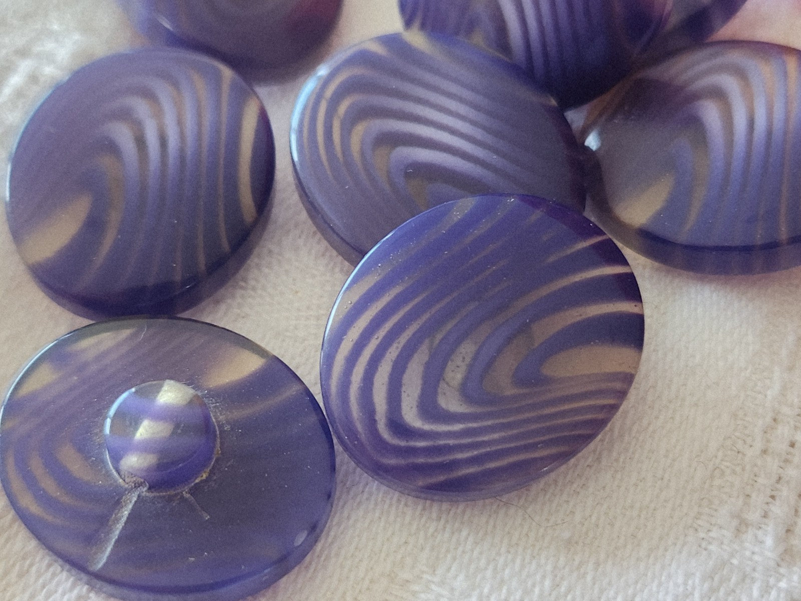 Lot 8 boutons vintage violet ovale transparent veine pied 1,8 / 2,2 cm ref 3849