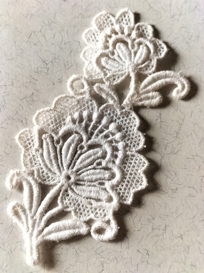Dentelle ancienne application fleur  couture création 10,5 cm sur 6,5 cm T1