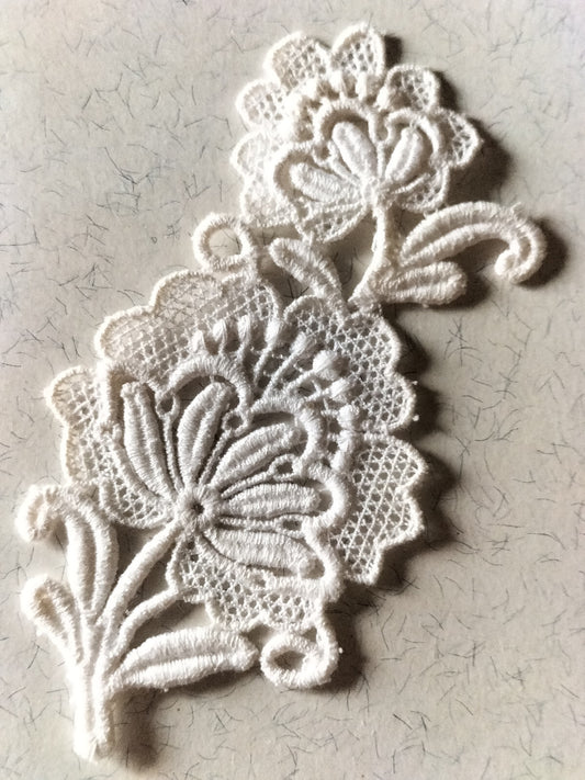 Dentelle ancienne application fleur  couture création 10,5 cm sur 6,5 cm T1