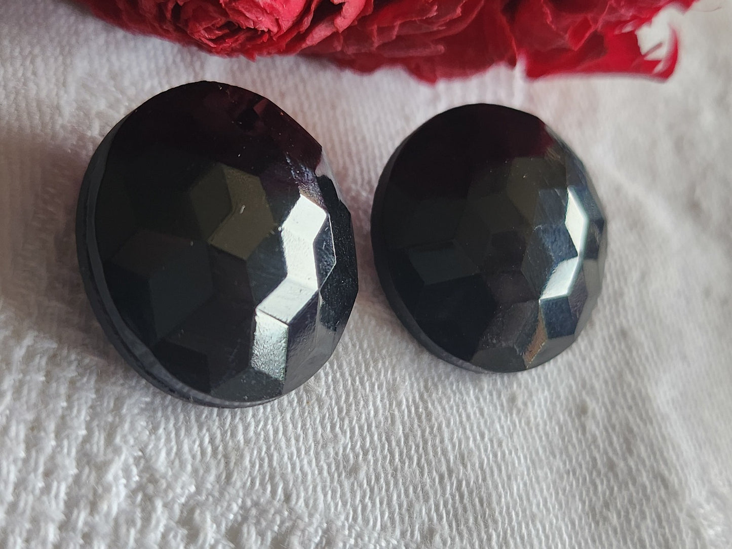 Duo gros boutons anciens en verre noir facette pied  2,1 cm D14C