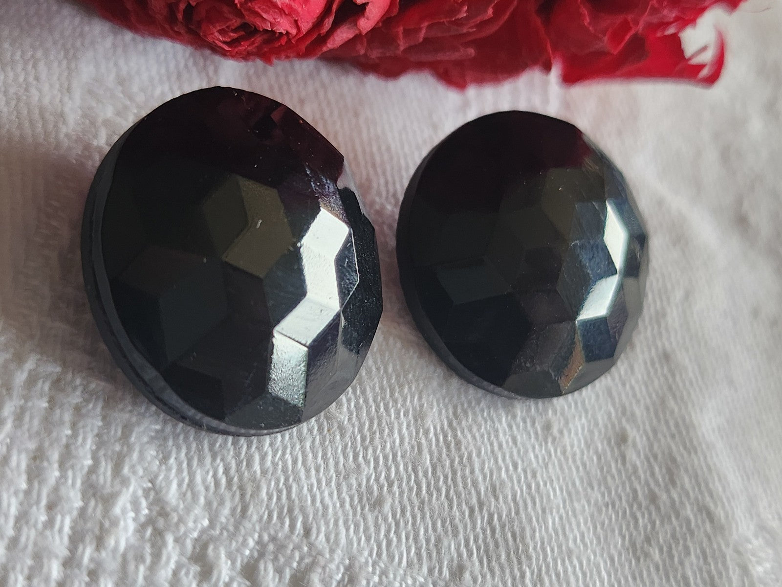 Duo gros boutons anciens en verre noir facette pied  2,1 cm D14C