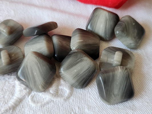 Lot 11 boutons vintage à pied gris carré imitation corne 1,5 cm ref 1729