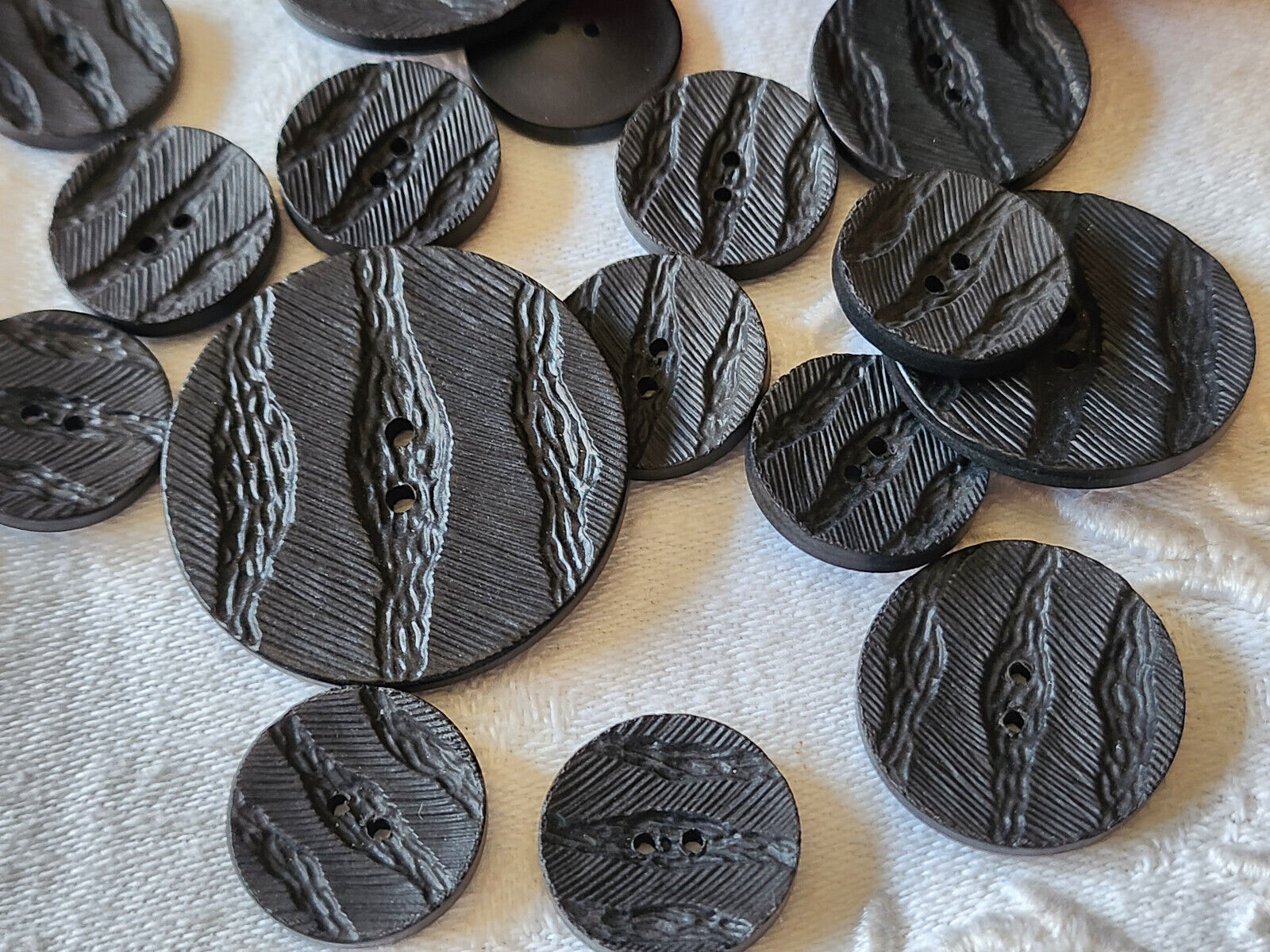 Lot 15 boutons vintage gris foncé panaché 1,7 à 3,3 cm ref 5158