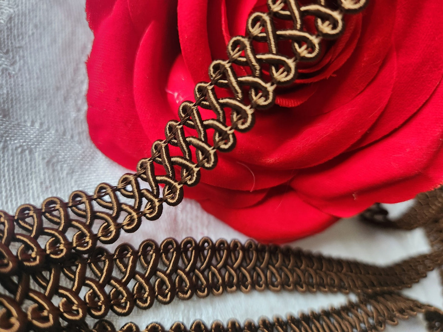 Galon vintage rouge satiné lumineux large 2 métres sur 1,3 cm A2