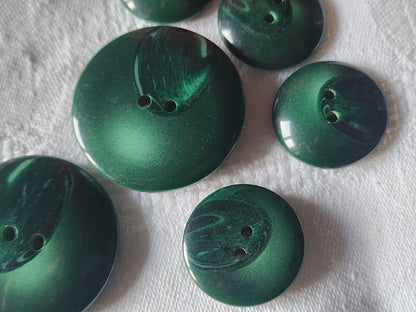 lot 6 boutons vintage vert  veiné 2,2 et 3,4  cm trous  ref 2162
