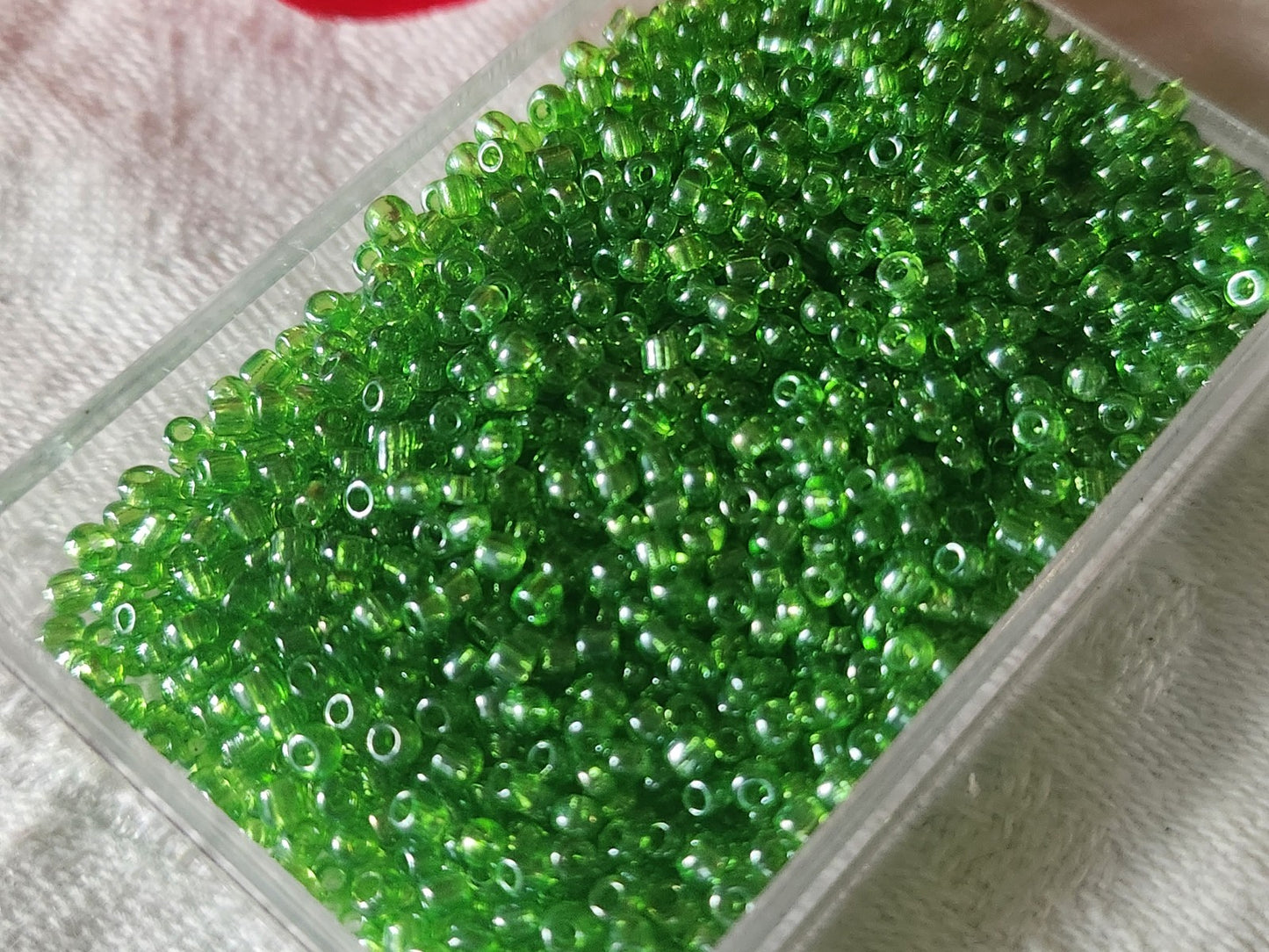Lot environ 20 grammes de perles de rocaille verte n°16