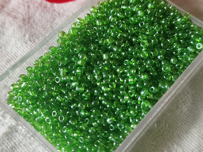Lot environ 20 grammes de perles de rocaille verte n°16