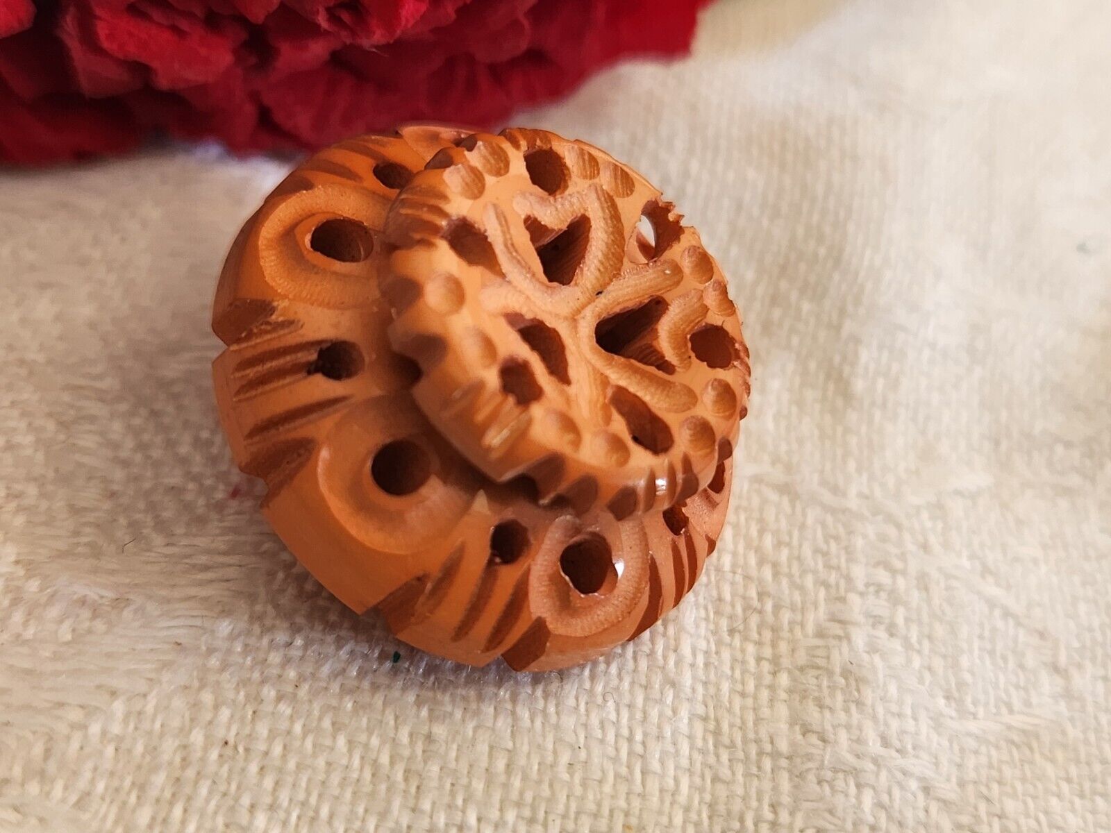 Bouton ancien collection orange sculpté joli ajouré motif 2,2 cm  ref 2580