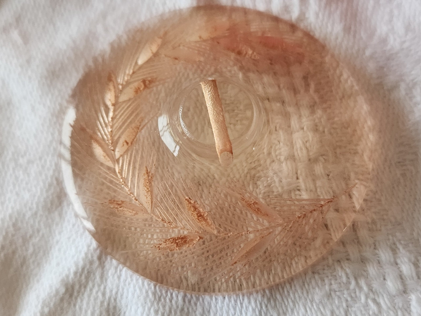 Gros bouton ancien lucite plexis épis de blé à pied  4 cm rose ref 3941