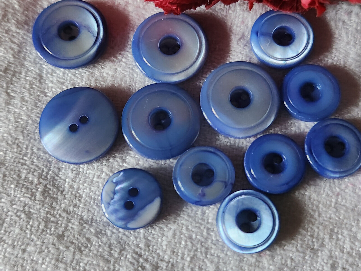 Lot 13  boutons vintage en nacre  bleu panaché 1,1 et 1,5  cm ref 2815