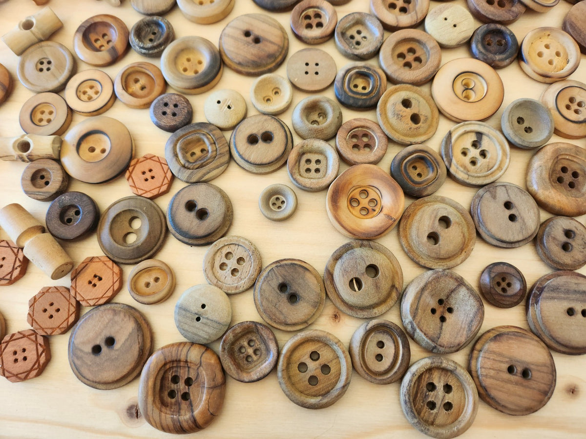 Gros lot de boutons en bois anciens brut trous listing en photo T10