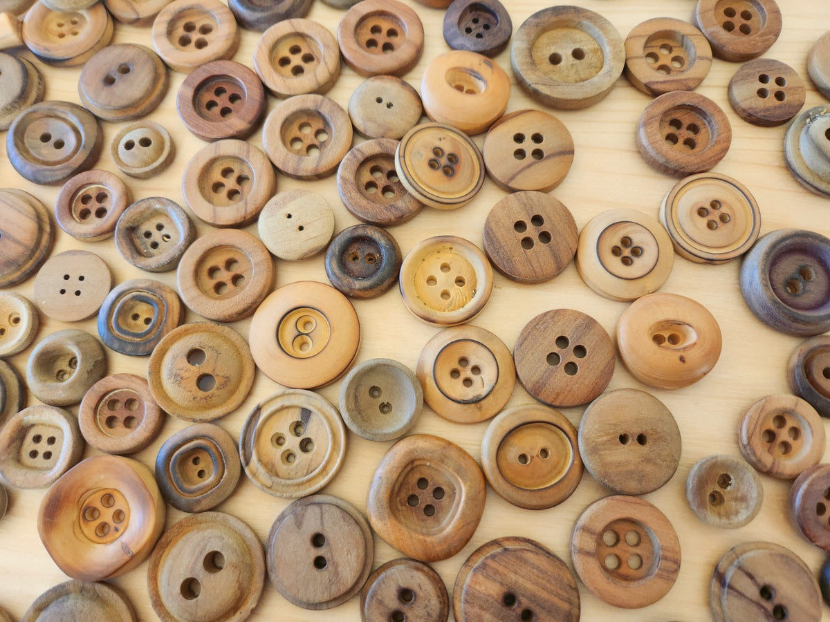 Gros lot de boutons en bois anciens brut trous listing en photo T10