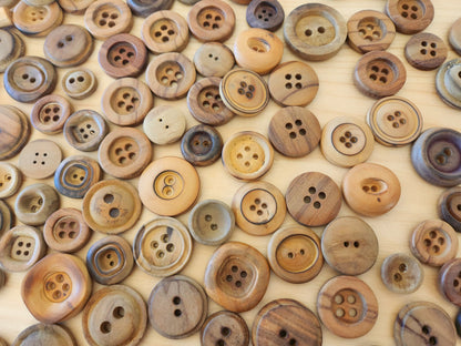 Gros lot de boutons en bois anciens brut trous listing en photo T10