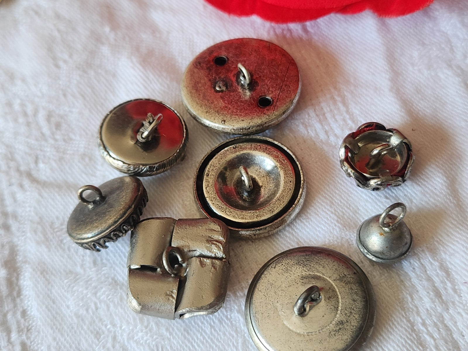Lot 8 boutons vintage en métal argenté 0,9 à 2,4 cm ref 6033