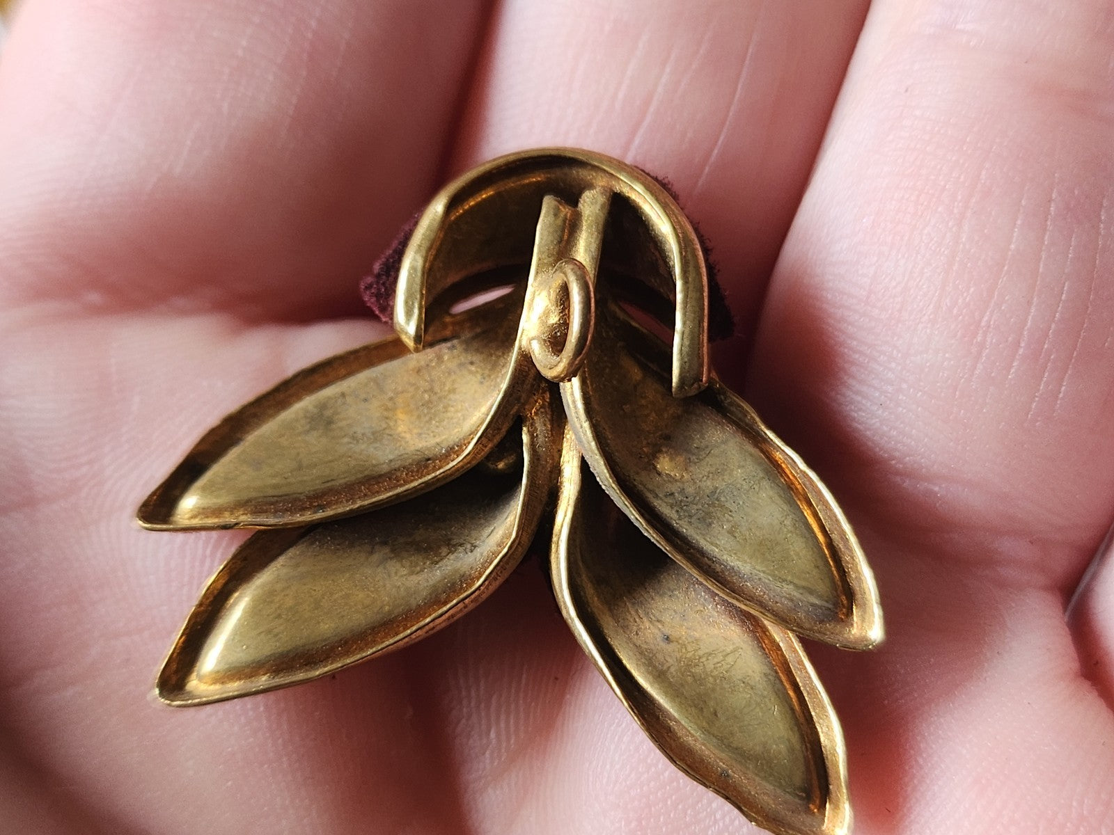 Bouton ancien metal bleu  2,8 cm sur 3 cm original G12H