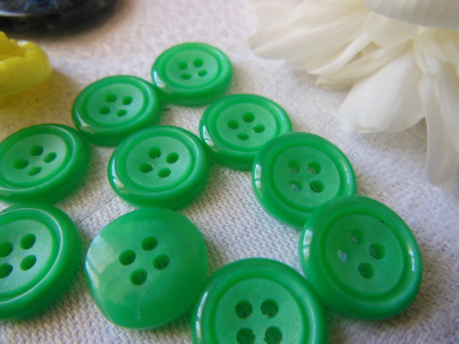 Lot 10 petits boutons vintage vert 1,3 cm 4 trous ref 786