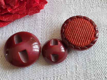 Trio boutons vintage rouge foncé cœur tissu 1,4 et 2,1 cm D11H