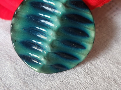 Gros bouton ancien en celluloïd vert  superbe pied 3,7 cm  D16R