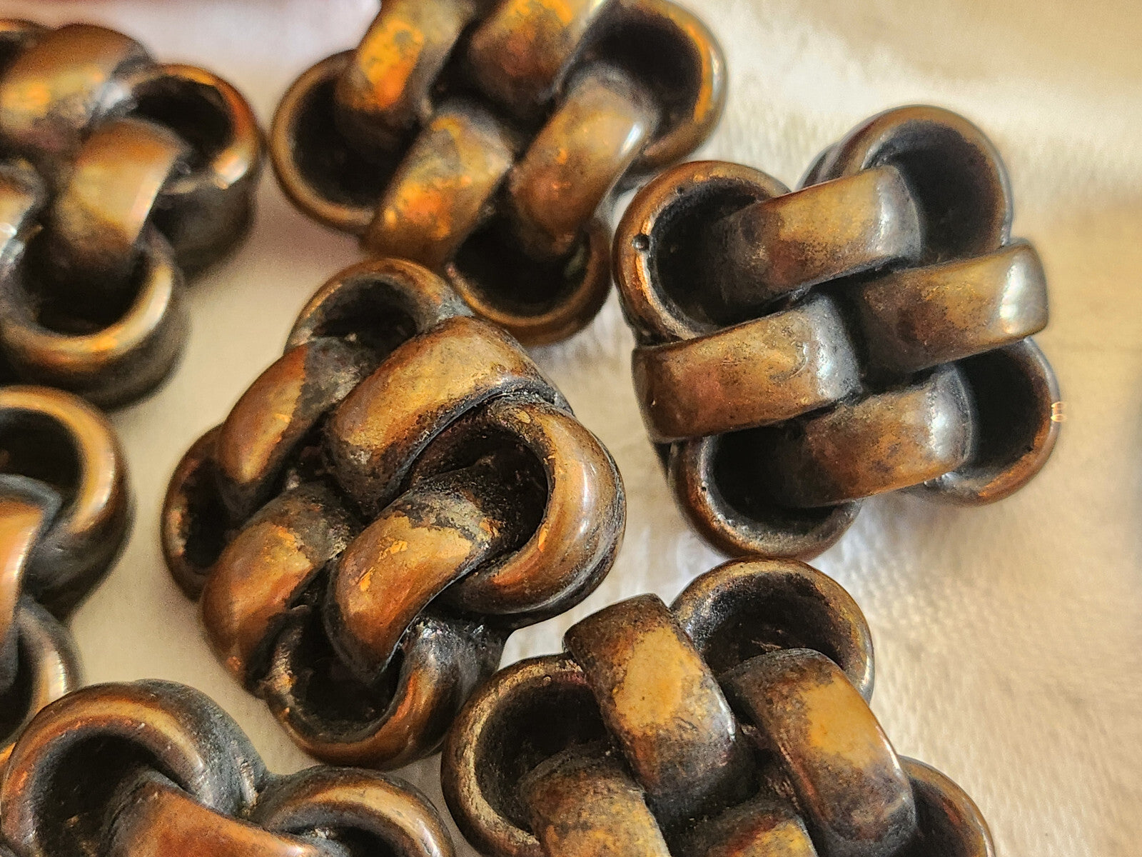 Lot 8 volumineux boutons vintage effet cuivré résine 2,4 cm ref 109