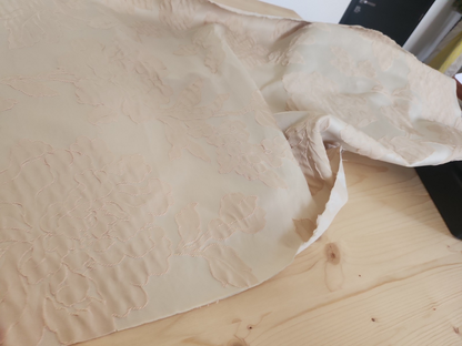 Ancien coupon de tissu damassé beige écru relief 205 cm sur 61 cm B5