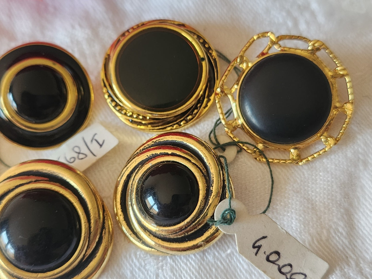 Lot 6 gros  boutons vintage en méta l doré noir  2,2  à 2,7 cm ref 6030