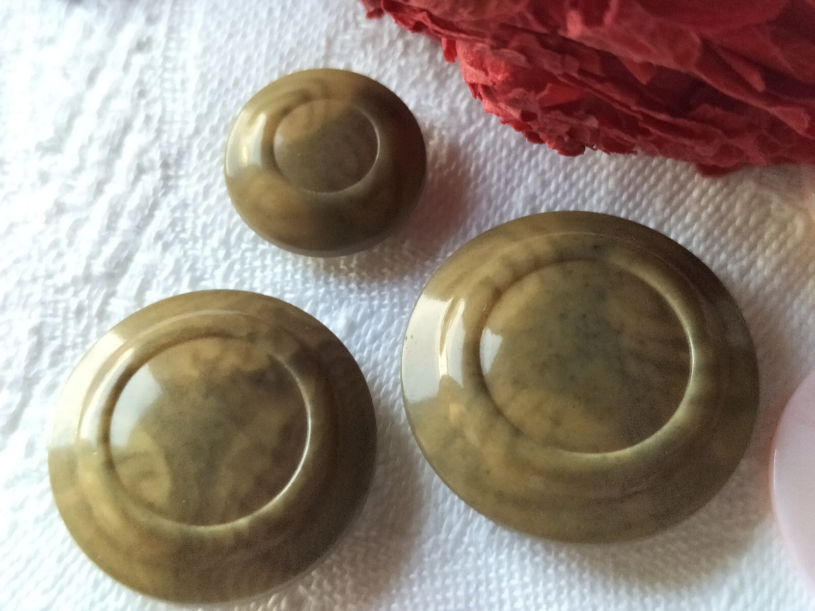 Trio  boutons anciens en corozo travaillé pied 1,5 à 2,5 cm G4B