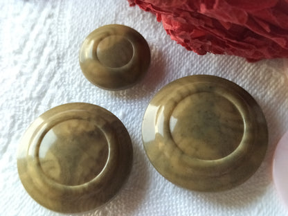 Trio  boutons anciens en corozo travaillé pied 1,5 à 2,5 cm G4B