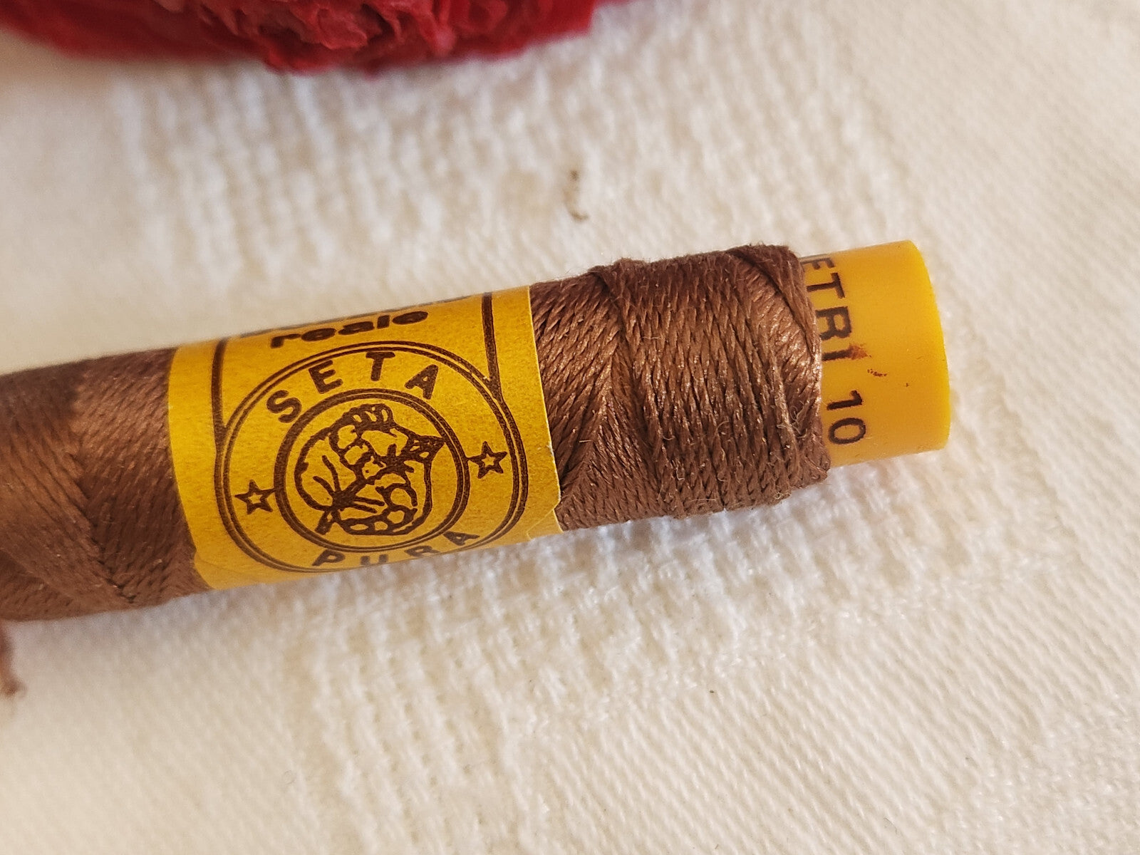 Bobine ancienne pur fil de soie vintage  marron broderie n°217 T5