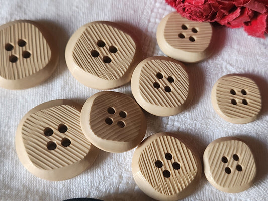 Lot 9 boutons vintage strié beige panaché  1,8 à 2,6 cm ref 1598