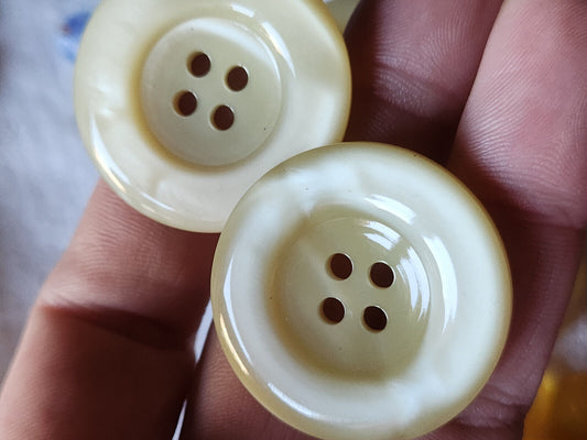 Lot 5 gros boutons vintage beige lumineux trous 3,3 cm manteaux lourd ref 2869