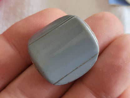 Gros bouton ancien en verre gris épais forme originale  2,3 sur 2,4 cm G17C