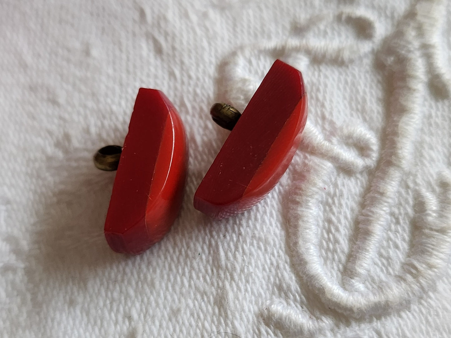 Collection duo boutons anciens art deco bicolore rouge laiton 0,7 sur 1,7 cm G7A