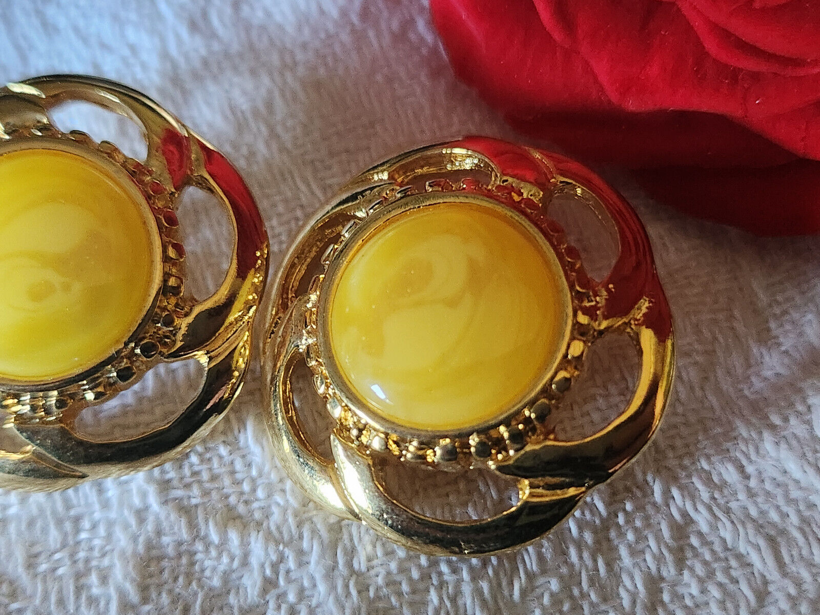 Duo boutons vintage métal coeur jaune moucheté 2,6 cm lourd doré G11T