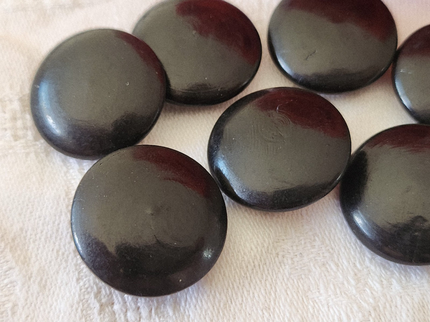 Lot 7 boutons anciens en bois  noir à pied 2,1 cm ref 3890