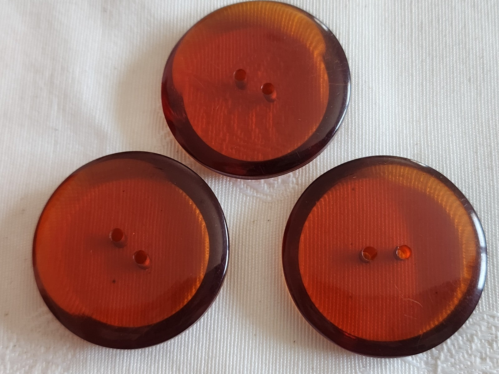 Trio gros boutons anciens ambrés ambrolite trous 3,4 cm ref 6381