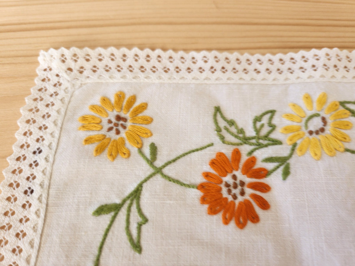 Ancien napperon dentelle broderie couleur fleur 24,5 cm sur 34 cm B8