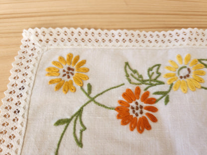 Ancien napperon dentelle broderie couleur fleur 24,5 cm sur 34 cm B8