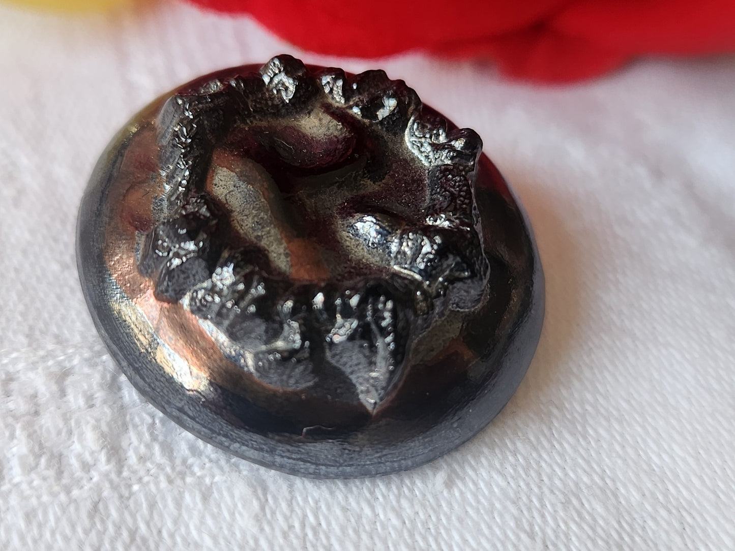 Gros bouton ancien en verre noir cuivré volume 3 cm pied G17L
