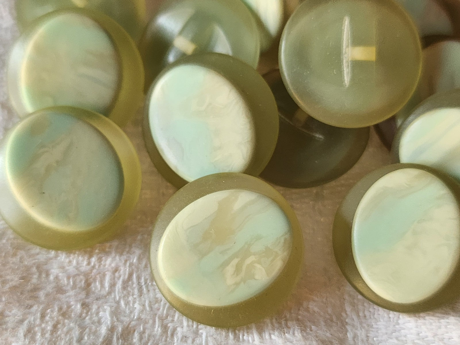 Lot 15 boutons vintage à pied mat vert camaieu 1,7 cm ref 2863