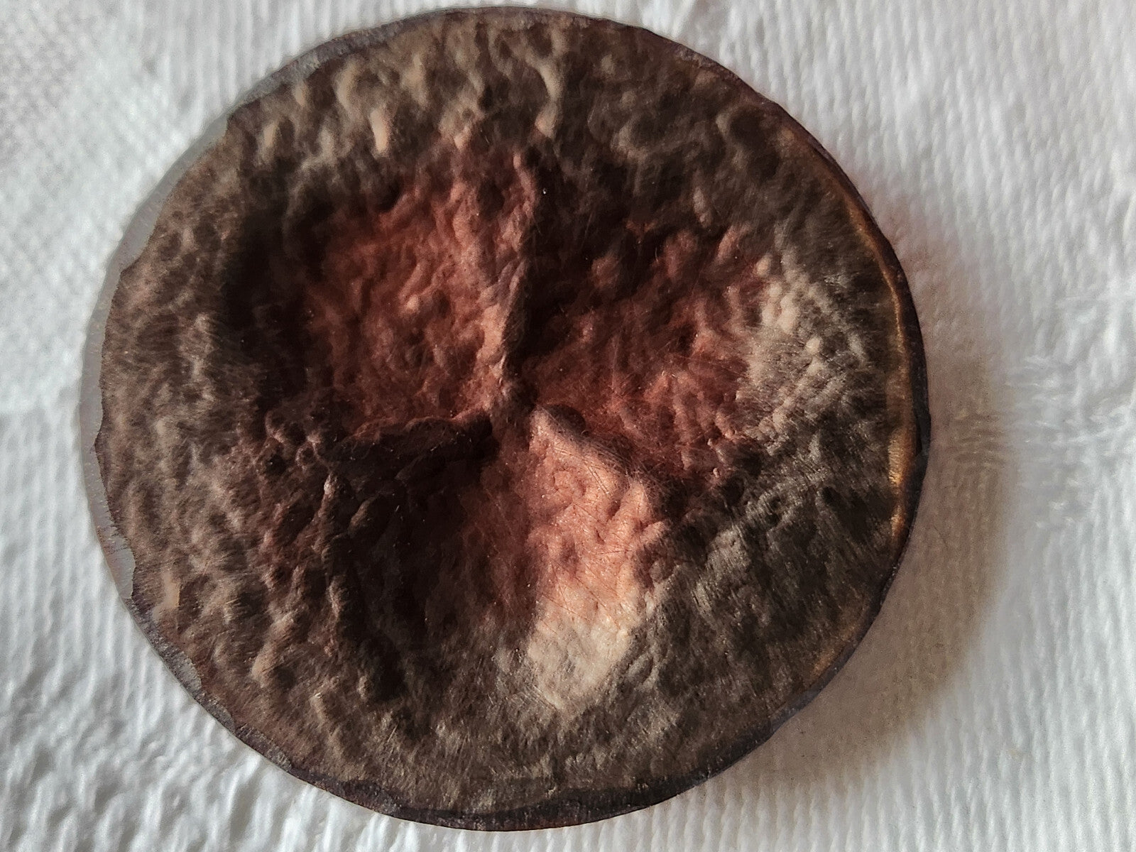 Enorme bouton vintage gros marron cuivré texturé 3,8 cm pied ref 2139