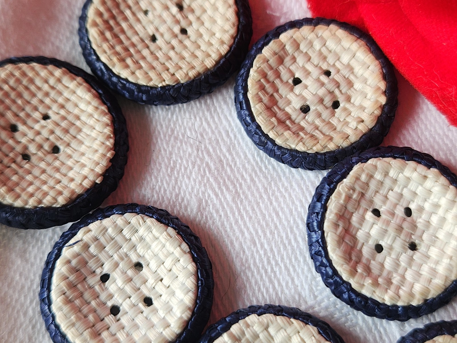 Lot 7 boutons anciens en rafia bleu passementerie 2 et 2,3 cm ref 3561