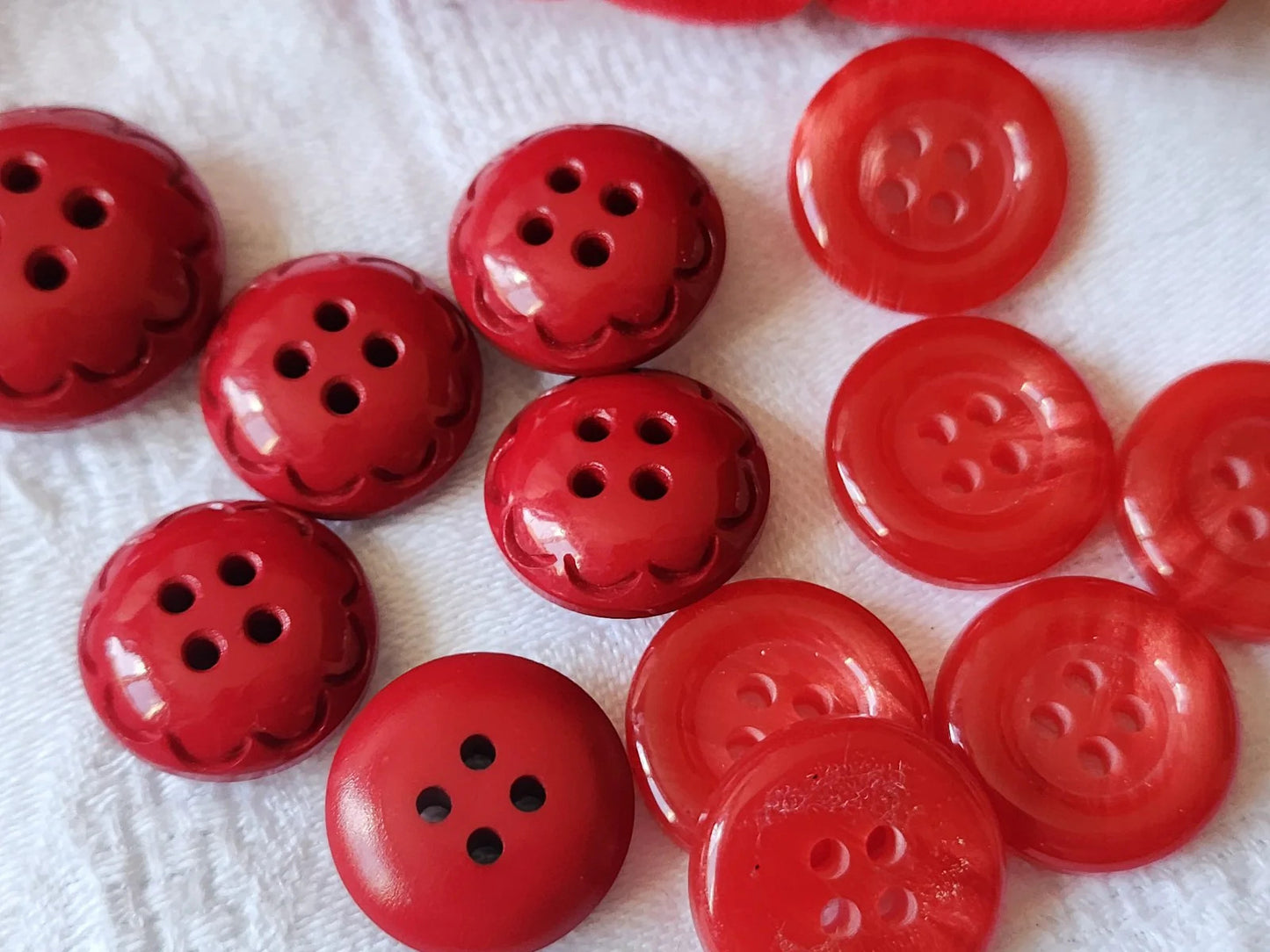 Lot 12 boutons vintage rouge deux series 1,7 et 2,1 cm (1 seul bouton) ref 3812