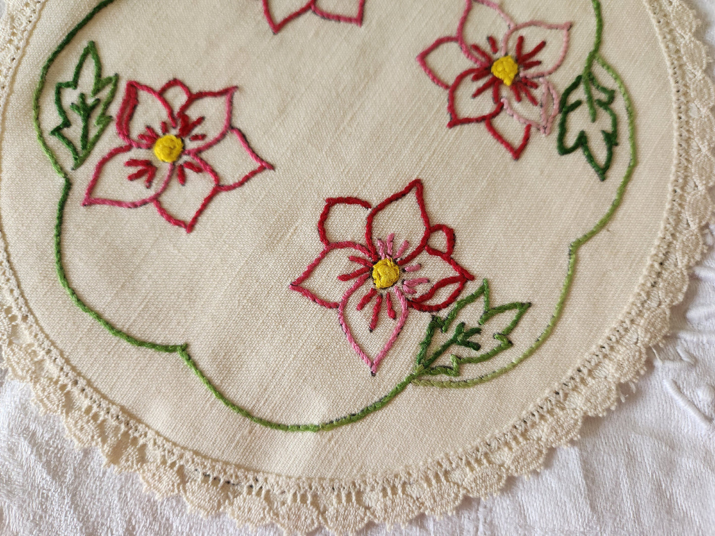 Napperon ancien broderie main jamais utilisé fleur couleur lin 19,5 cm B6